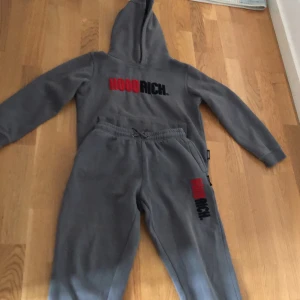 HOODRICH  sätt  - Ett sett med en Hood Rich tröja och ett par byxor. 9 av 10 i skick typ inte använd alls. 