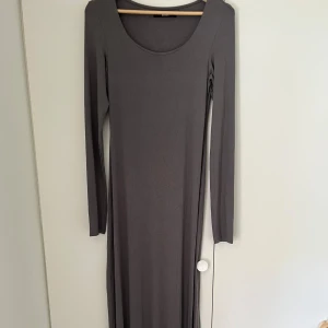 Tajt klänning - Långärmad tajt långklänning i grå! Aldrig använd! 
