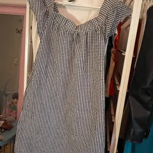 Coquette gingham klänning  - Super supersöt gingham klänning med fickor, rosett i ryggen och superfina ärmar. Alddig använd! 🩷