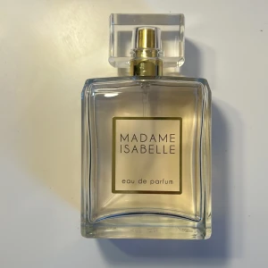 Madame Isabelle Parfym - Jag säljer denna då den sällan kommit till användning, det är 100ml från början och är kvar runt 90ml som man kan se på bilden, kontakta vid fler frågor eller annat 💓