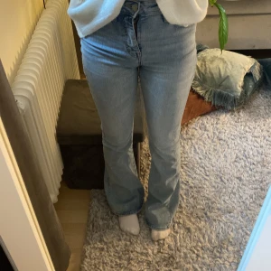 Bootcut jeans ifrån Stay - Helt nya jeans, jag älskade dessa men har råkat beställa fel färg. Då jag tog bort lappen så det går inte lämna tillbaka. Bra att tänka på är att Jag är ca 1,67cm lång och byxorna är mellan 3-5 cm för långa för mig så de passar er lite längre