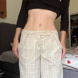 Beiga lågmidjade kostymbyxor! - Beiga lågmidjade kostymbyxor, i mjukt tyg. Sitter som perfekt och figurnära på mig som har xs. 🌸 Midjemåttet rakt över är 36cm och innerbensmåttet är 77cm.  Lite noppriga där bak.  Säljer då jag har alldeles för många byxor. 