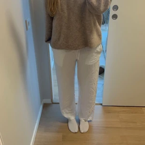 Linnebyxor  - Vita lågmidjade linnebyxor från Gina tricot💓 Säljer då dom är för korta, jag är 167💓 Har klippt bort lappen men passar s/m