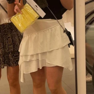 Volang kjol  - En vit volang kjol från Zara. En liten defekt under ena volangen som syns på bild 3. Dragkedja i sidan. Storlek S. 