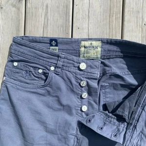 Jeans från Morris - Säljer dessa snygga jeans från Morris i en blå färg. Storleken är 29/32. Hör av dig vid frågor och funderingar!