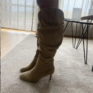 Klackskor  - Oanvända klackskor köpta här på Plick. Säljer så de inte passar mig som har storlek 40 i skor🩵de är i storlek 40 men passar någon som har 39!