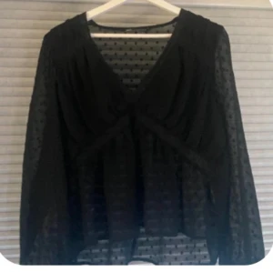 Svart blus  - Säljer denna svarta blus ifrån zara i storlek S då den inte passar mig ❤️