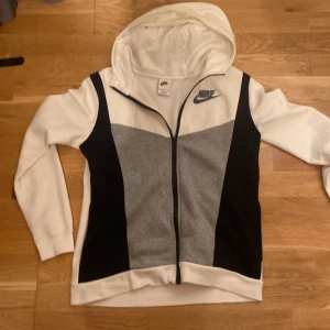 Nike tech flee - Säljer nu min Nike tech flee då den aldrig används för billigt pris då den bara tar plats. Den är i nyskick och XL barnstorlek och sitter dom xs/s vuxenstorlek