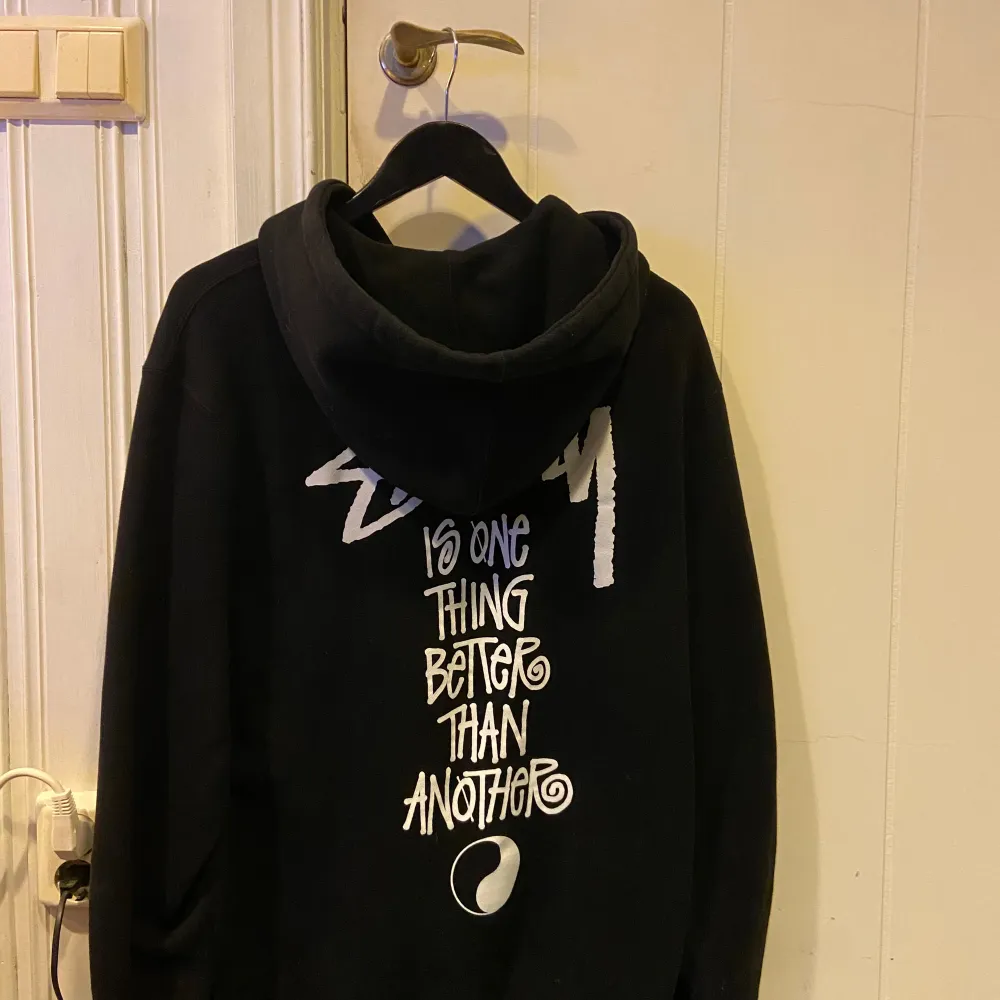 Säljer denna feta stussy hoodien som ej kommer till användning Det är en M/L hoodie i sizen . Hoodies.