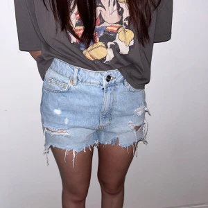 Jeans shorts  - Ett par jeans shorts från BikBok i Storlek M