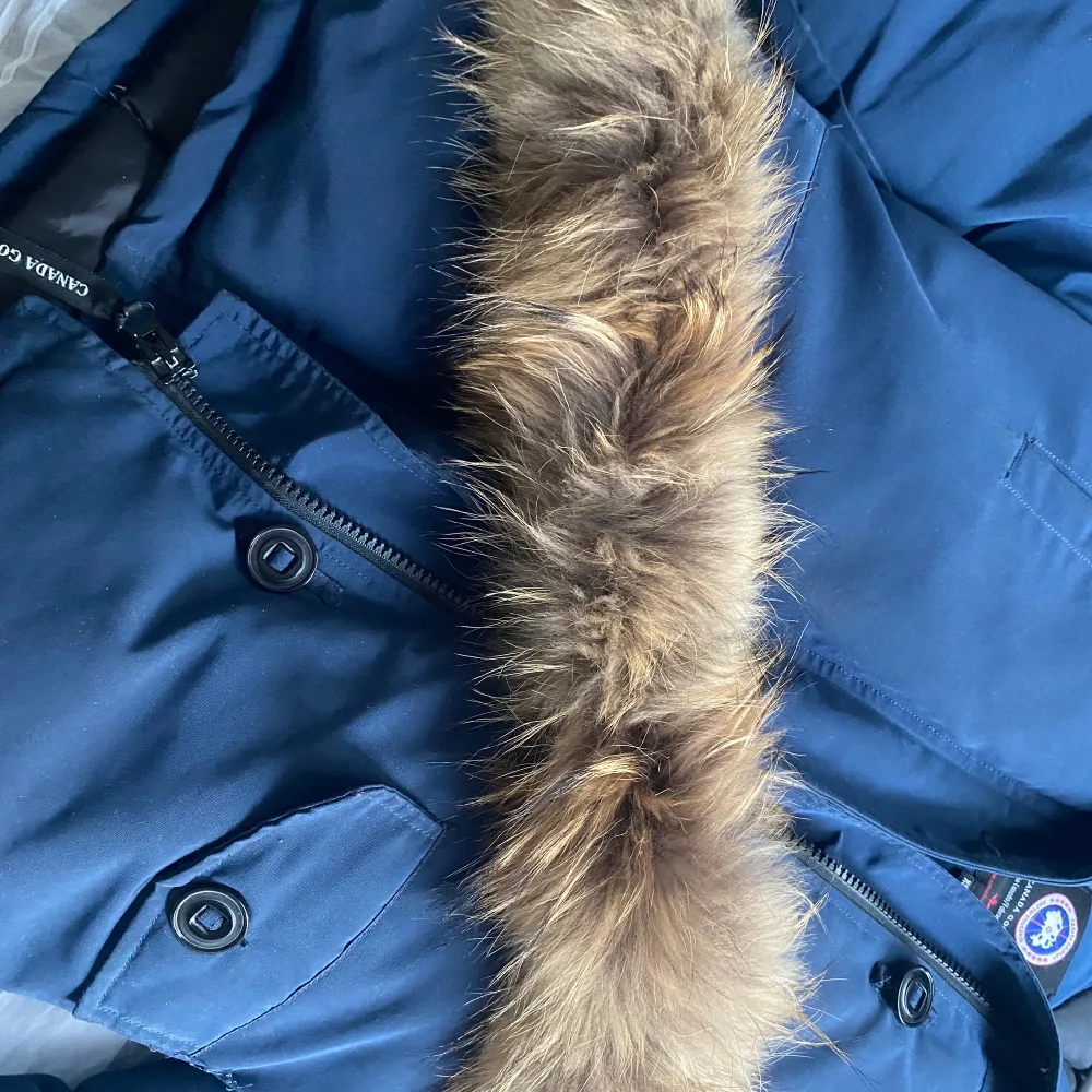 Canada goose jacka i fint skick, defekt dragkedja som behövs lagas annars i mycket bra skick, på och avtagbar päls. Pris 2500:-. Jackor.