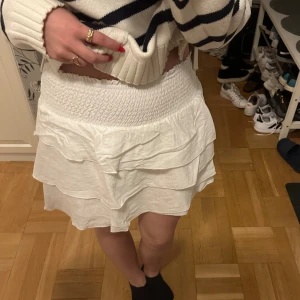 Vitkjol  - Vit volangkjol 