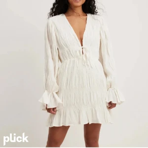 NA-KD klänning - Säljer denna superfina klänningen från moa mattssons kollektion sdå den är lite för stor för mig och kommer tyvärr inte till användning, klänningen är i storlek 32 men skulle säga att den passar 34/36 också💕 den är aldrig använd och har prislapparna kvar🥰