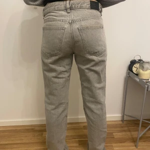 Jeans ifrån gina - Köpta för 600 kr. Straight mid waist. Hon på bilden är 165 cm. 💕 Andvänd 1 gång.