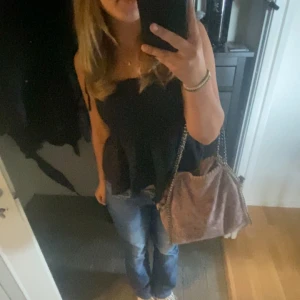 Stella McCartney liknande väska!! - Jättesnygg rosa glittrig väska köpt här på plick. Säljer då jag behöver pengarna. Skriv för fler bilder eller frågor❤️