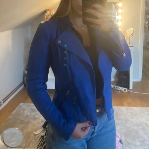 Jacka - Jätte fin och stilren jacka som går att använda till vår och höst. Aldrig använt, prislapp finns kvar. Från Only i storlek 36.