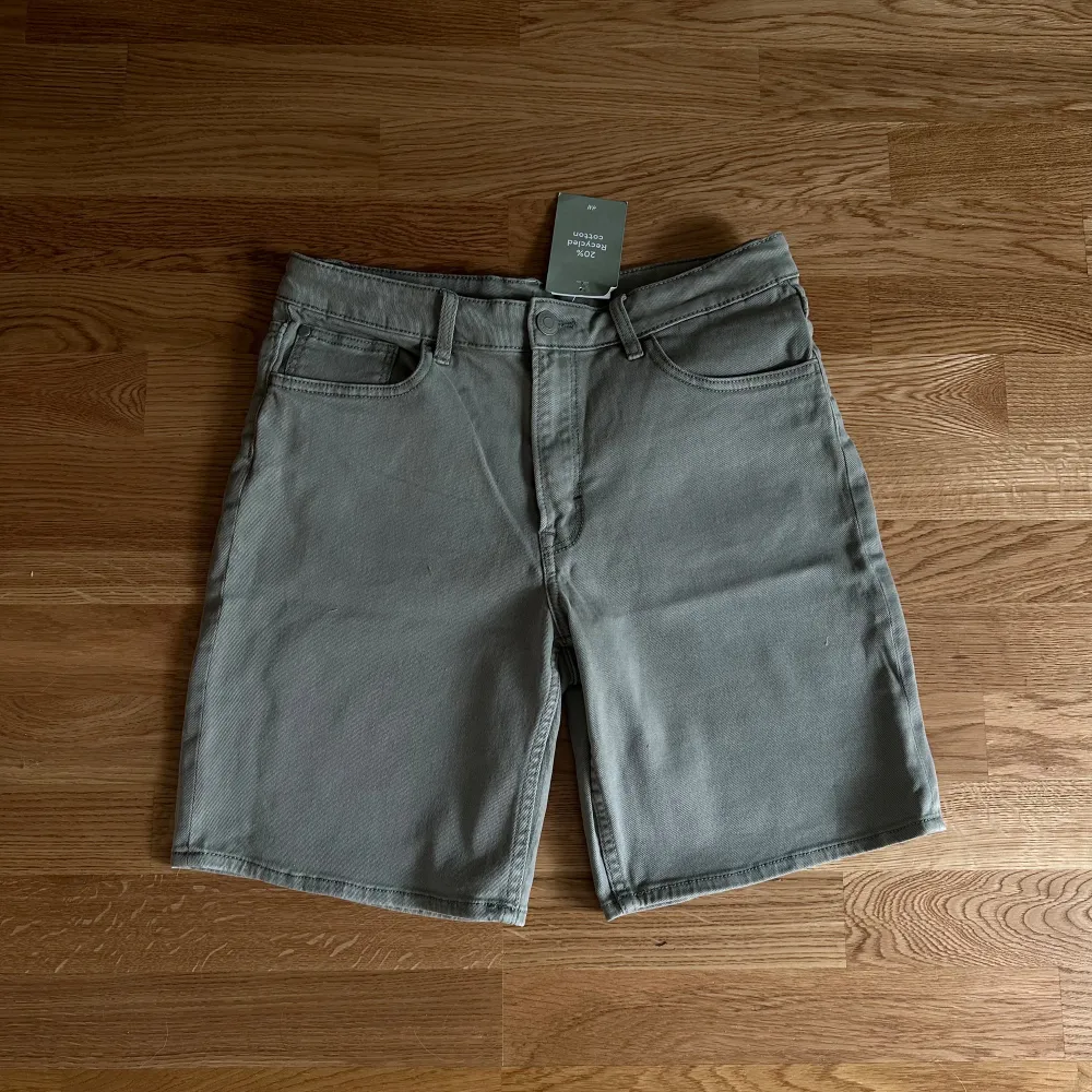 Ljusgröna jeansshorts från H&M. Aldrig använda (lapp kvar). Storlek XS/S.. Shorts.