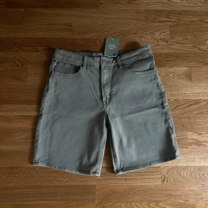 Gröna shorts - Ljusgröna jeansshorts från H&M. Aldrig använda (lapp kvar). Storlek XS/S.