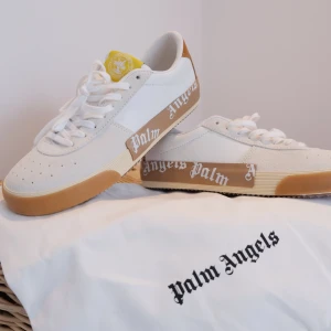 Palm Angels Vulcanized low-top sneakers - Helt nya med prislapp! Aldrig använda såklart. Dustbag finns.  Inköpta 2024 för $465  Säljes för de är för små för min son.