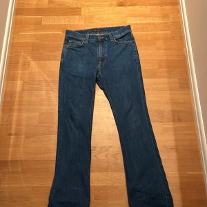 Nudie Jeans  - Tjena,säljer mina nudie jeans som är i storleken W29 L32. Mitt pris är 400kr nypris runt 2500kr. Priset kan diskuteras vid snabb affär, tveka inte att höra av er om fler bilder eller funderingar.