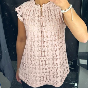 Rosa blus  - Rosa spets blus från Lindex, bra skick! Stolen M men passar mig som S.