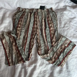 Esmara baggy byxor med mönster - Väldigt fina byxor i perfekt kvalitet. Baggy passform