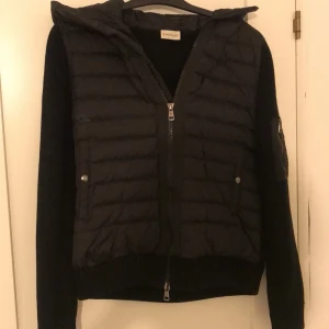 Mobiler Caridgan - Mobiler cardigan. Riktigt bra skick och säljer billigt. Fraktar samma dag eller dagen efter och skön Cardigan. Skriv för mer info!