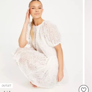 Studentklänning  - Studentklänning, köpte den till min student dock så hittade jag en som jag tyckte om mer. Helt ny!! Prislappen är fortfarande på!! 