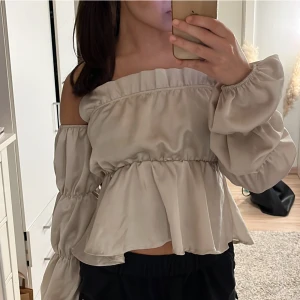Topp - Off-shoulder festtopp från Missäy som inte säljs längre. Knappt använd. 🤍
