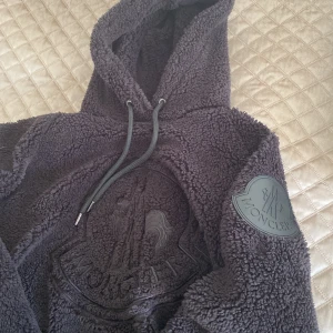 Moncler teddy tröja i nyskick! - Mysig teddytröja från Moncler, sparsamt använd så i mycket gott skick! Storlek M men passar även s 