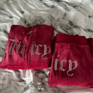 Röd hoodie från Juicy Couture - Intressekoll på mitt röda juicy sett ❤️ Tröjan och byxorna är i xs. Älskar detta sätt så kom med bra bud! Jag är 1,69 och byxorna går ner till marken. Kan tänka mig att sälja setet enkilt vid bra pris! 