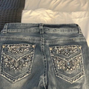 Jeans  - Säljer ett par supersnygga jeans. De har superfina bakfickor med detaljer. Säljer då de inte kommer till användning och är lite för stora på mig. Är ca 170 och dom sitter perfekt i längden! Strl 6 Curvy, motsvarar ca strl S-M. Hör av er vid frågor💕