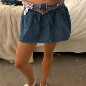 Kjol - Storlek 27, aldrig använt, brukar vika upp den i midjan💞ungefär storlek s-M