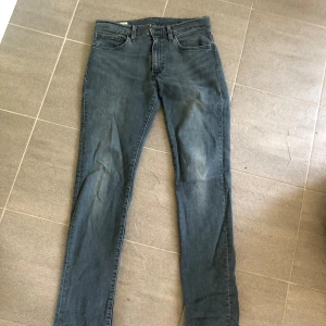 Levis W31 L34 - Supersköna Levis jeans som är i fint skick och snygg färg, skick 9/10 och tveka inte på att skriva om du har några frågor🤩