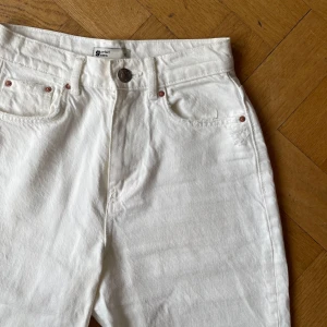 Vita jeans 🤍 - Vita highwaisted jeans från Gina Tricot i storlek 32 🤍