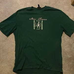 Grön t-shirt  - Säljer en grön t-shirt från hm då jag inte användit den särskilt mycket den är relaxad fit storlek m 
