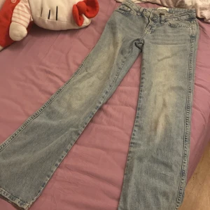Y2k Bootcut jeans från Gina tricot❤️( ANVÄNDA EN GÅNG) - Byxorna är i perfekt skick och som man kan se på en av bilderna är det storlek 34, jeansen är nya men de passar inte mig. Köpte de för 500kr.
