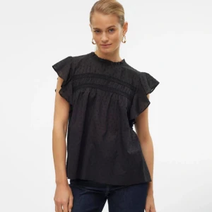 svart blus  - Helt ny blus från vera moda aldrig använd då jag inte gillar den, xs men passar även dom som har s 