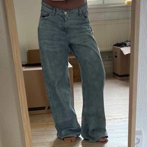 Monki loose lågmidjade jeans i nyskick, aldrig använda (endast testade inomhus). 
