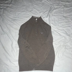  Gant halfzip  - Säljer nu en mycket fin gant halfzip, tröjan är av materialet lamm ull, storlek S, trevlig brun färg, bra skick, pris går att diskuteras
