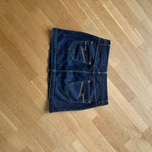 Jeans kjol - En söt marinblå jeans kjol med fina detaljer på fickorna, som tyvärr är aldelsess för stor för mig💕  Kjolen är i storlek 38 och har midjemåttet 39 cm tvärs över och är i ett fint skick utan några defekter💞