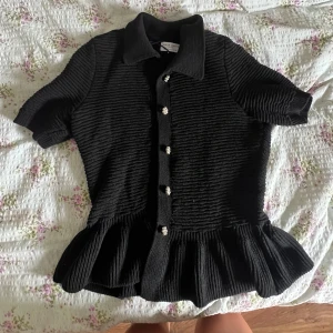 Söt topp  - Säljer min stockade topp ifrån Kappahl endast använd 1 gång. Strl S/M 