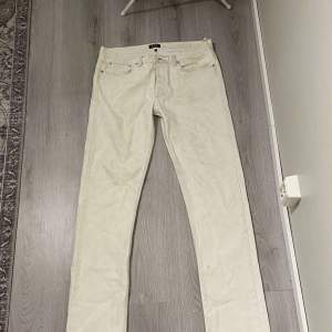 APC petit standard detroit etroit jeans Condition 10/10 really nice pair of Jeans retail around 2200kr simular Silhouette to maison margiela painted jeans fita 32 tts  Marked Size is 32 fits true to size  Price: 500kr