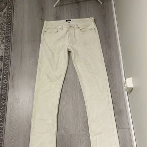 A.P.C Jeans - APC petit standard detroit etroit jeans Condition 10/10 really nice pair of Jeans retail around 2200kr simular Silhouette to maison margiela painted jeans fita 32 tts  Marked Size is 32 fits true to size  Price: 500kr