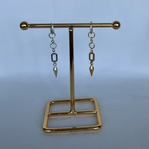 Örhängen  - Finns i guld och silver. Köp för 109kr/st Eller 179kr/ paret. Modell 155 Smyckes ställningen finns även att köpa för 299kr!