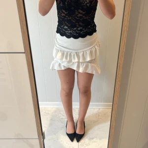 Volang kjol - Säljer denna kjolen från zara, den finns inte kvar längre. Denna är i storlek S och passar med allt💗💗bra skick. Skriv om du är intresserad🌟