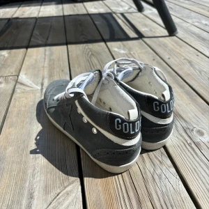 Golden goose mid  - Tja, säljer nu dessa snygga unika golden goose mids. Knappast använda i nyskick. Går att fraktas samt mötas i Göteborg. Vid frågor eller funderingar är det bara att skriva 