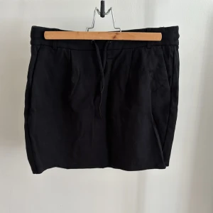 Svartkjol från Only - En svart kjol från Only i stl M med två fickor och snörning, Använd fåtal ggr