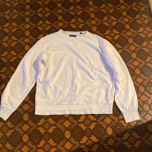 Brave soul tröja - Säljer denna skitsnygga vita bravesoul tröja i storlek L skicket är 9/10 använd men inget man märker. Säljer den för att den inte passar. Priset är inte bestämt kan sänka. Har ni några frågor är det bara att fråga på.