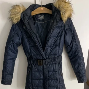 Vinterjacka  - Blå vinterjacka med konstgjord päls och midjeband 